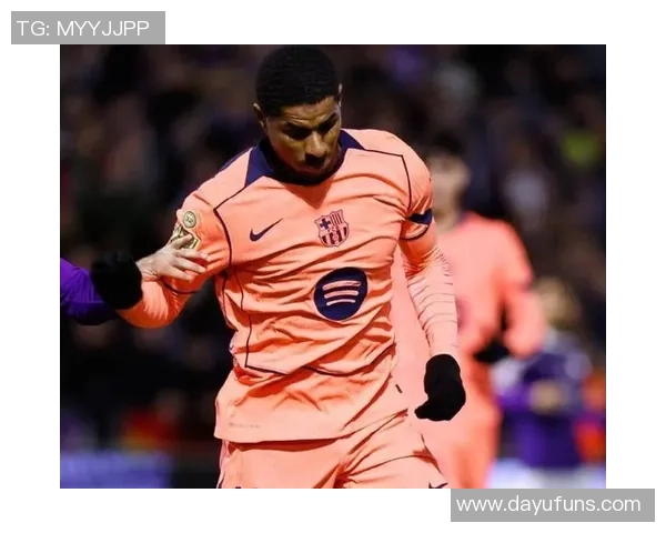 巴萨9000万巨星救主:单刀打空门 亲吻队徽!4万人拍手问候 巴萨9000万巨星救主:单刀打空门 亲吻队徽!4万人拍手问候